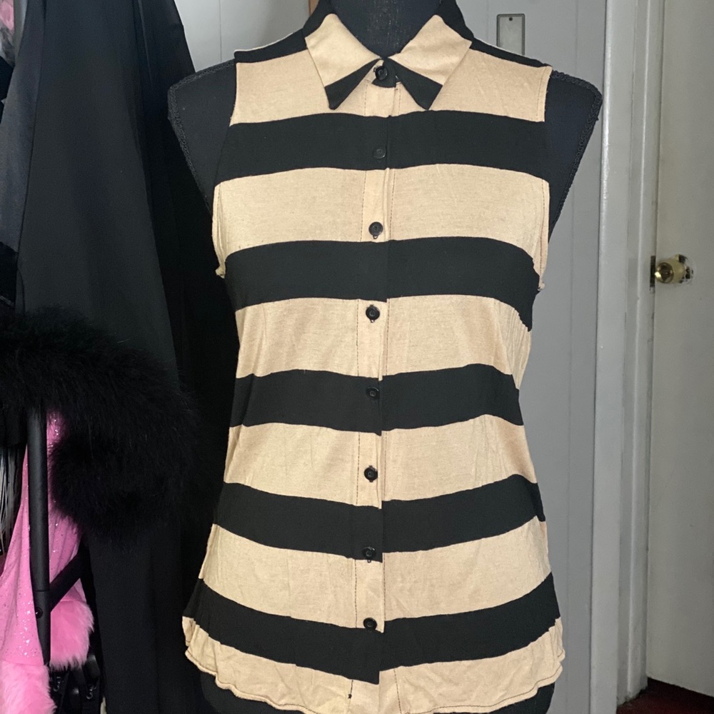 BEBE Hi low sleeveless button up shirt